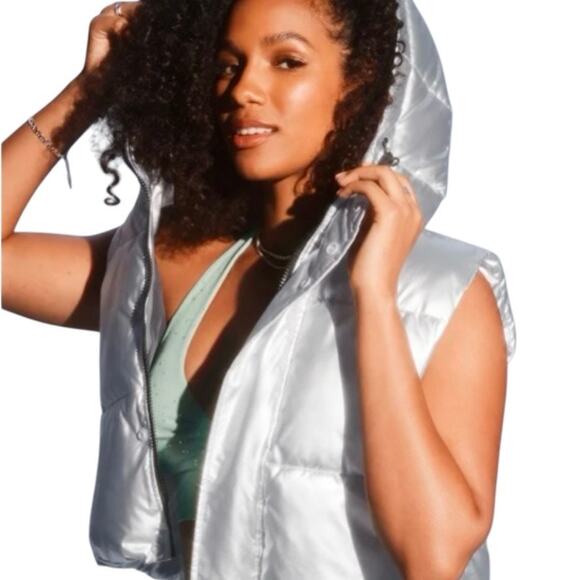 Fabletics Essential‎ Cropped Hooded Puffer Vest Silver Shine Sz M - Picture 3 of 14